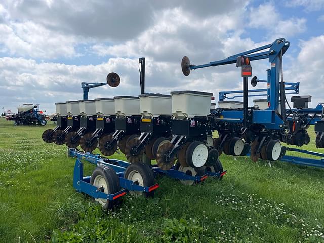 Image of Kinze 3500 equipment image 2