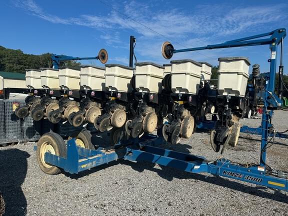 Image of Kinze 3500 equipment image 3