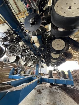 Image of Kinze 3500 equipment image 3