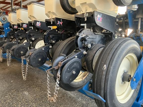 Image of Kinze 3600 equipment image 3