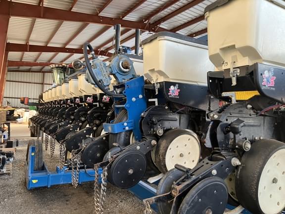 Image of Kinze 3600 equipment image 2