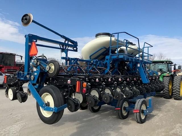 Image of Kinze 3600 equipment image 2