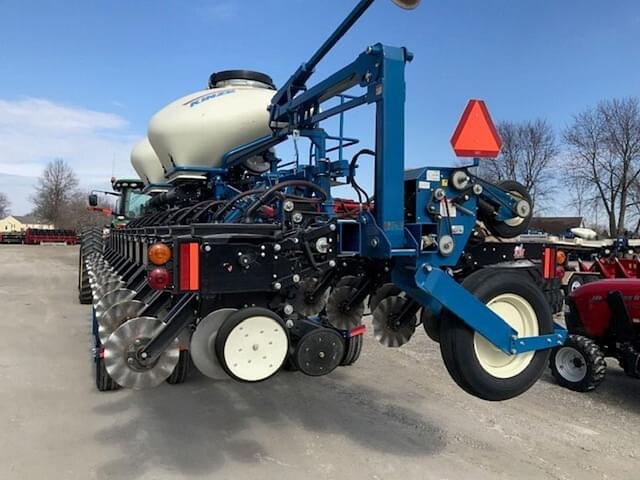 Image of Kinze 3600 equipment image 1