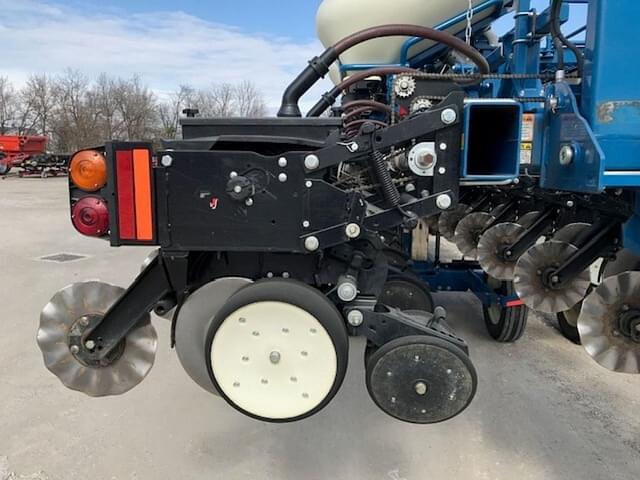 Image of Kinze 3600 equipment image 3