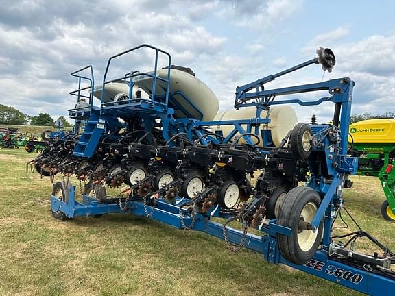 Image of Kinze 3600 equipment image 1