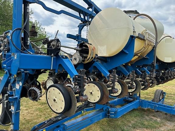 Image of Kinze 3600 equipment image 2