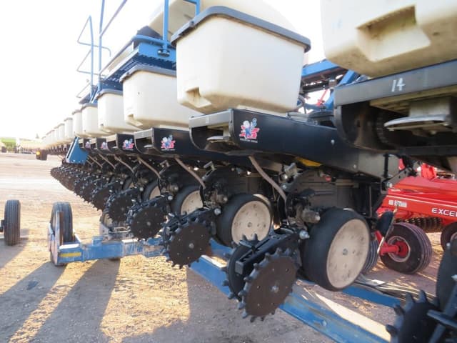 Image of Kinze 3600 equipment image 3