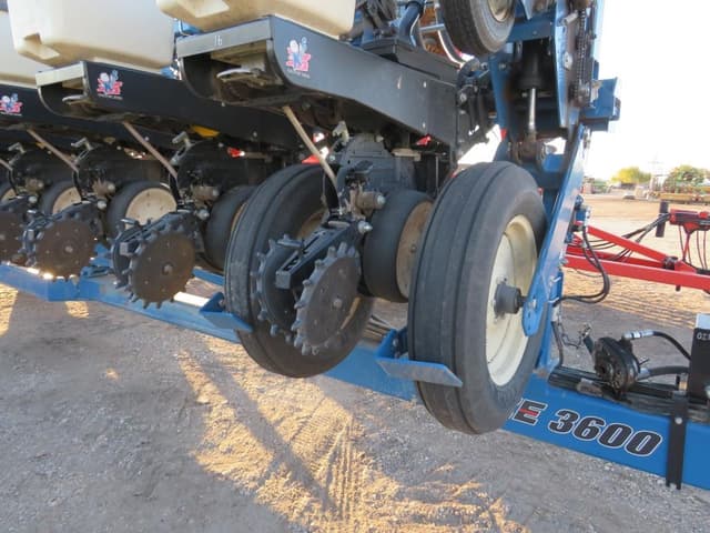 Image of Kinze 3600 equipment image 2