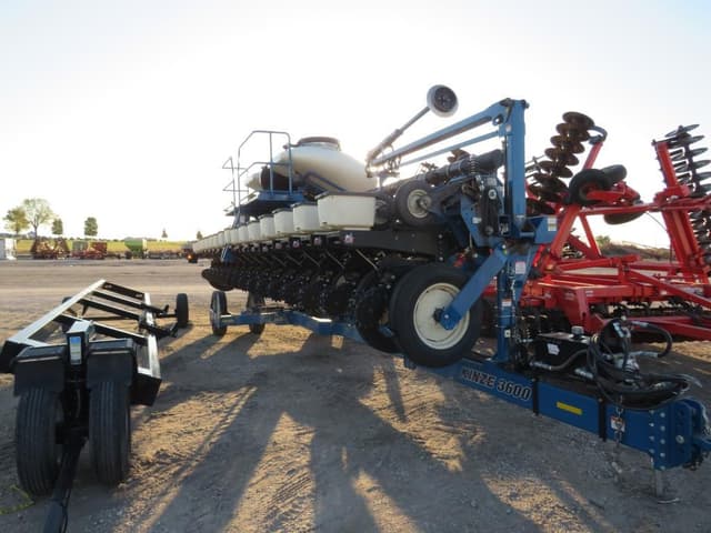 Image of Kinze 3600 equipment image 1