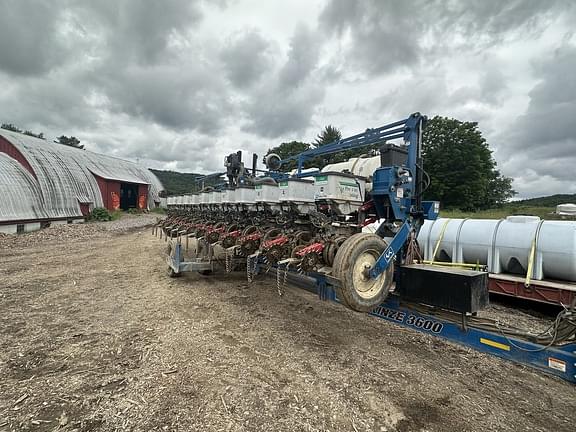 Image of Kinze 3600 equipment image 3