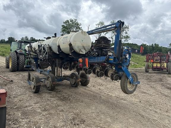 Image of Kinze 3600 equipment image 2