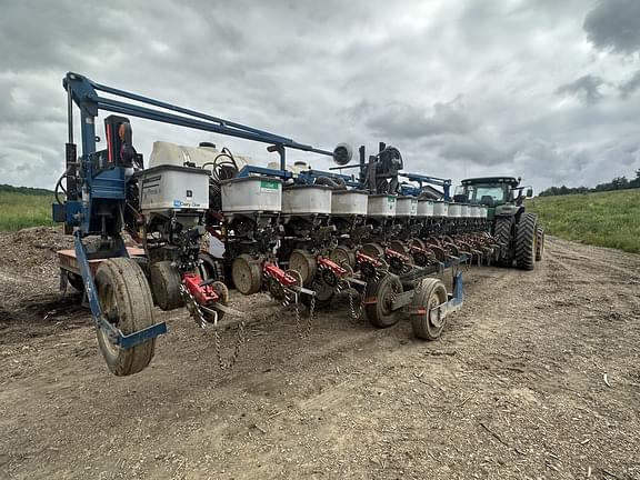 Image of Kinze 3600 equipment image 1