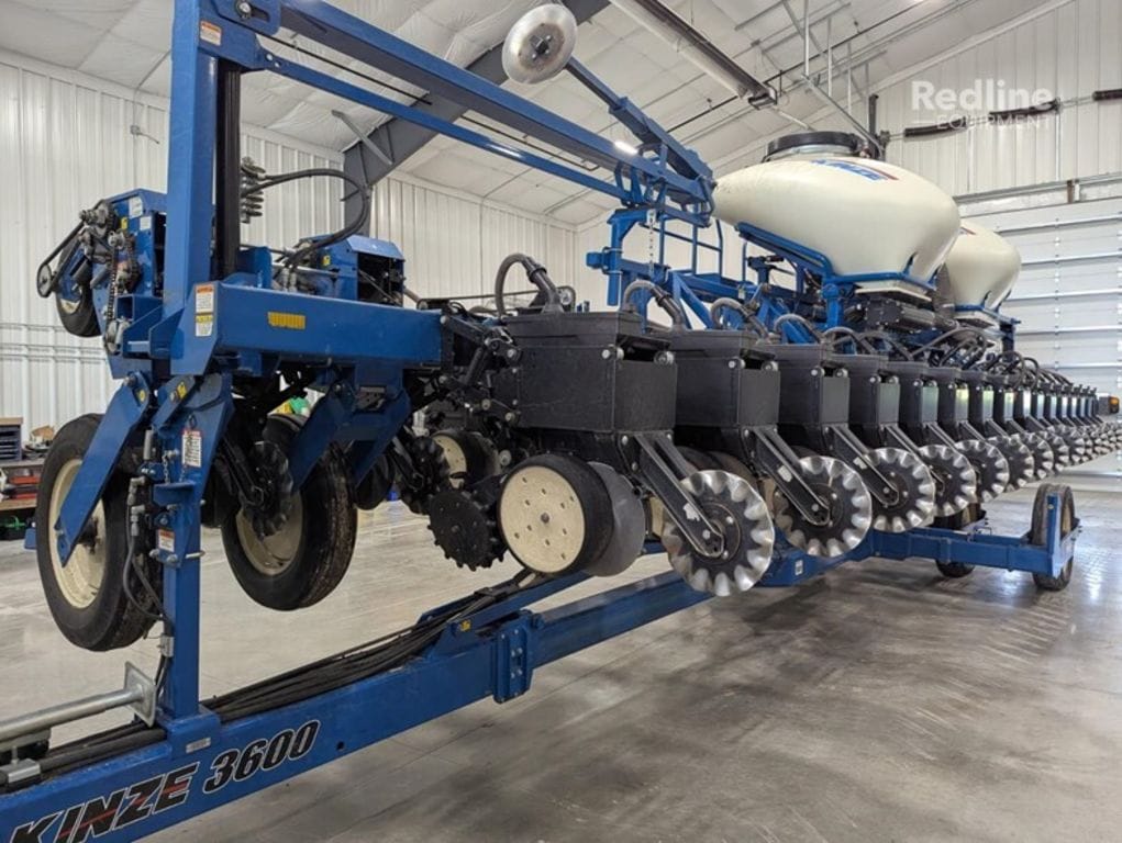 2011 Kinze 3600 Equipment Image0