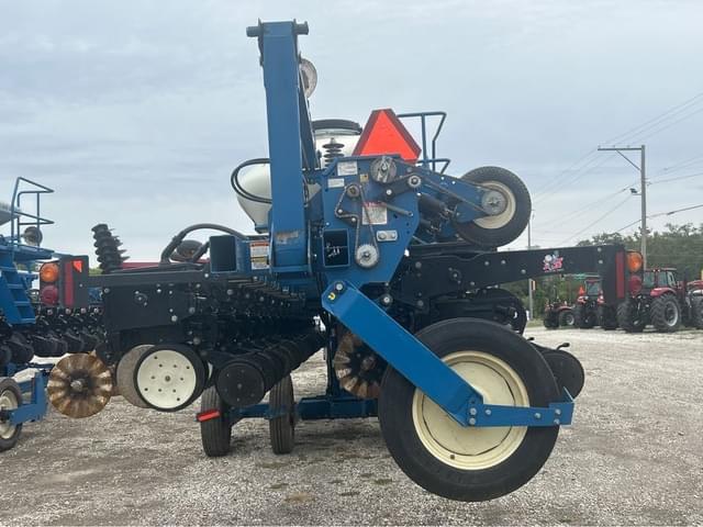 Image of Kinze 3600 equipment image 3