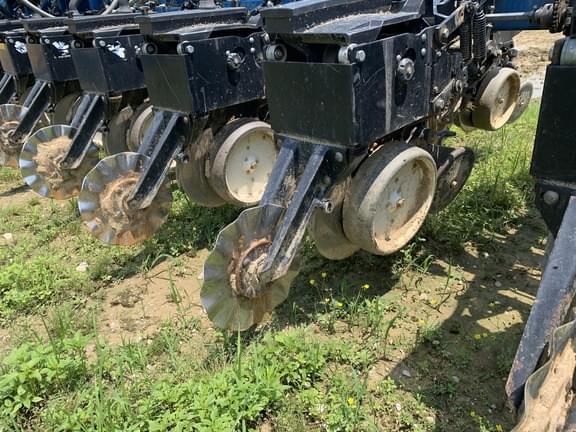 Image of Kinze 3600 equipment image 2