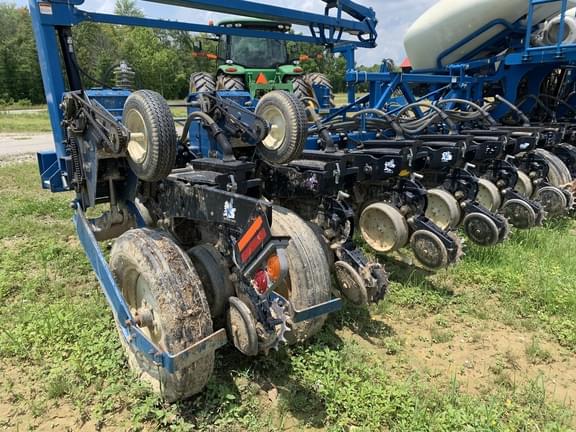 Image of Kinze 3600 equipment image 3