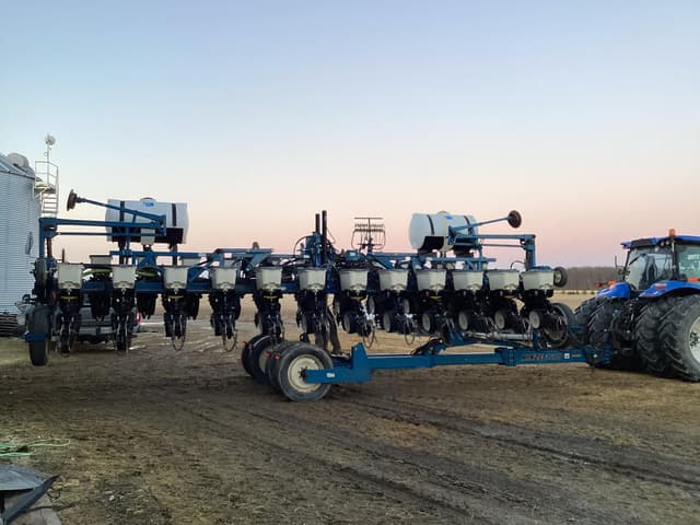 Image of Kinze 3600 equipment image 2
