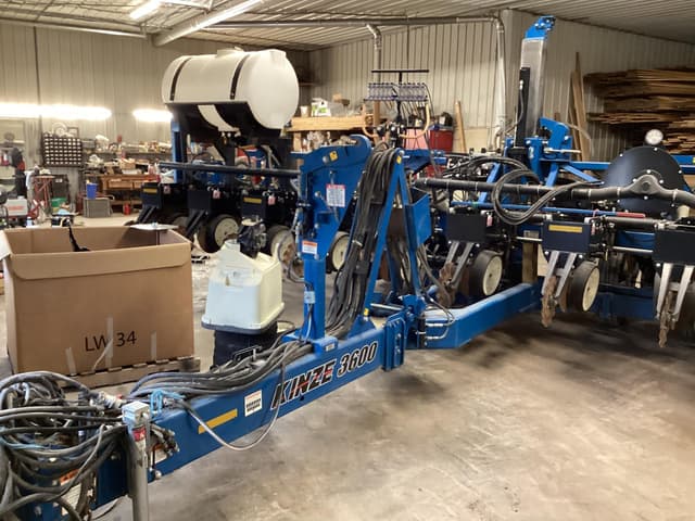 Image of Kinze 3600 equipment image 1