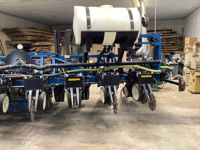 Image of Kinze 3600 equipment image 4