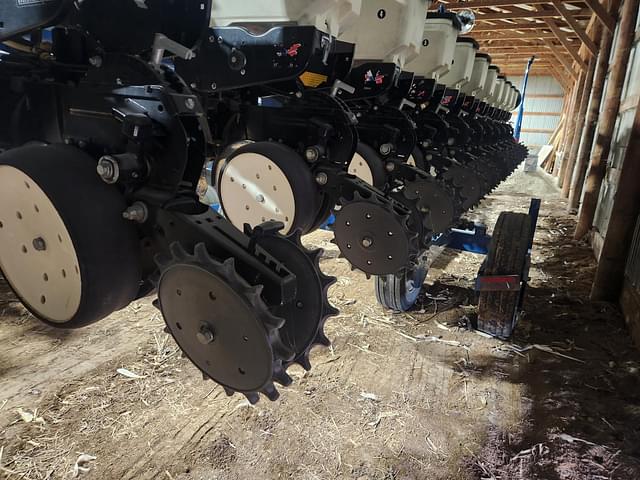 Image of Kinze 3600 equipment image 3