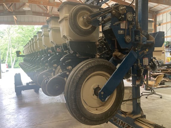 2011 Kinze 3600 Equipment Image0