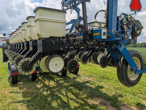 Image of Kinze 3600 equipment image 2