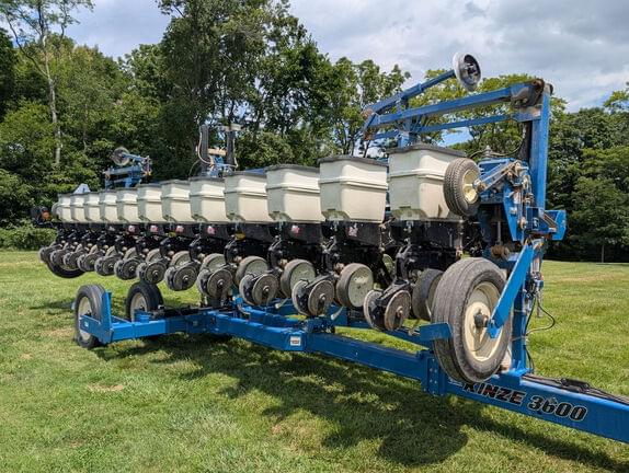 Image of Kinze 3600 equipment image 3