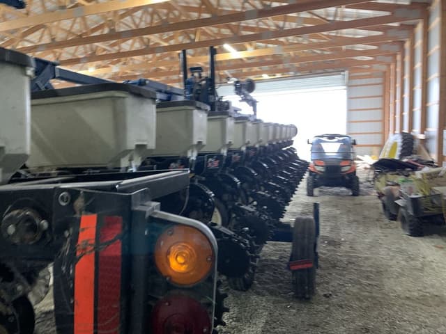 Image of Kinze 3600 equipment image 3