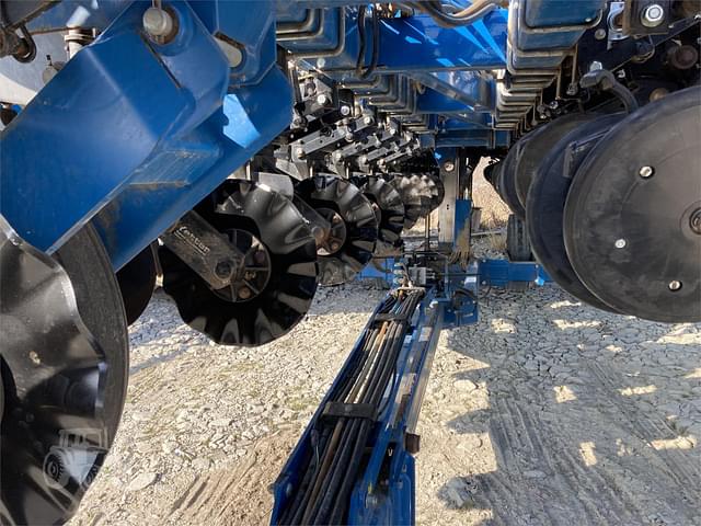 Image of Kinze 3600ASD equipment image 4