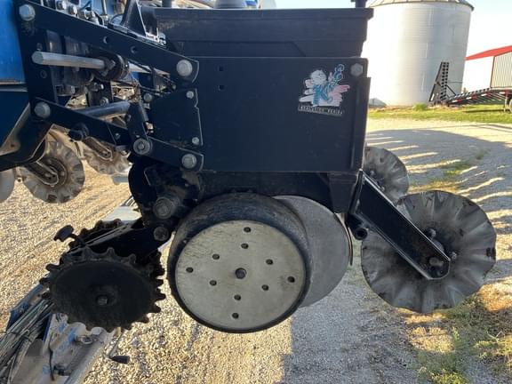 Image of Kinze 3660 equipment image 2