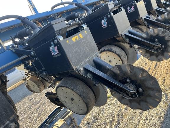 Image of Kinze 3660 equipment image 3