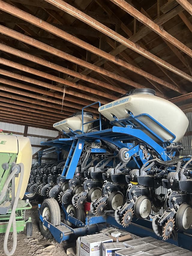 Image of Kinze 3660 equipment image 1