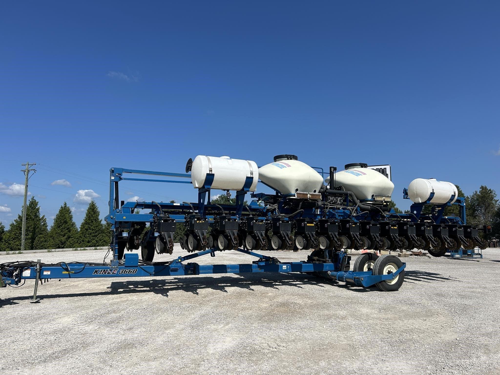2011 Kinze 3660 Equipment Image0