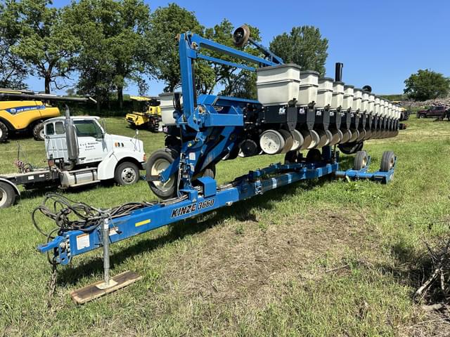 Image of Kinze 3660 equipment image 2