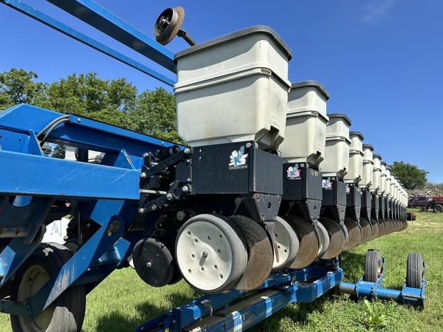 Image of Kinze 3660 equipment image 3