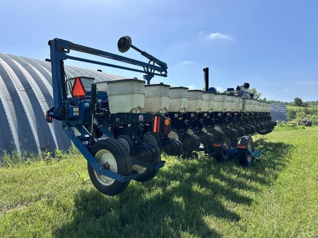 Image of Kinze 3660 equipment image 4