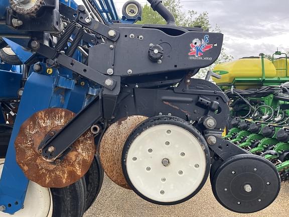 Image of Kinze 3700 equipment image 4