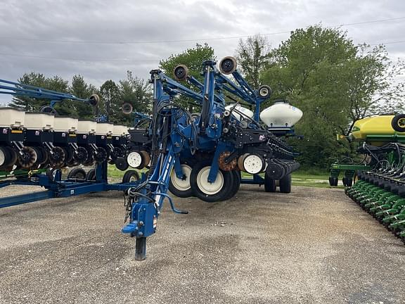 Image of Kinze 3700 equipment image 3
