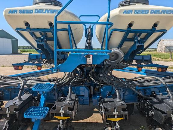 Image of Kinze 3700 equipment image 2