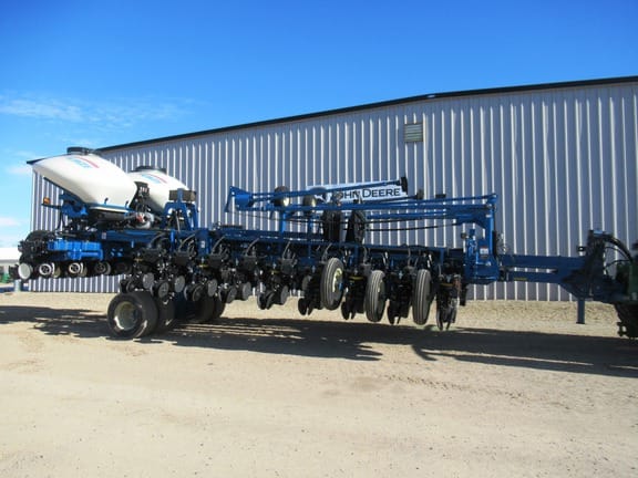 2011 Kinze 3800 Equipment Image0