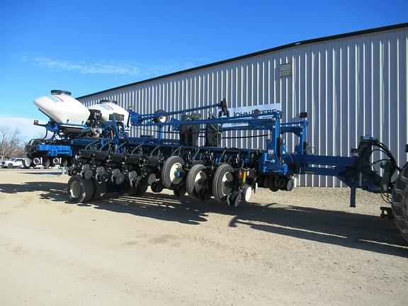 Image of Kinze 3800 equipment image 3