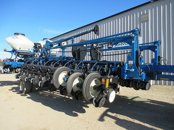 Image of Kinze 3800 equipment image 4