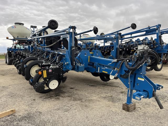 Image of Kinze 3800 equipment image 2