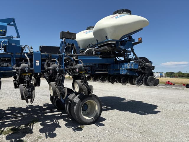 Image of Kinze 3800 equipment image 3