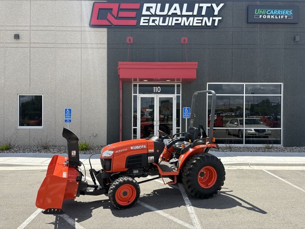 2011 Kubota B3200HSD Equipment Image0