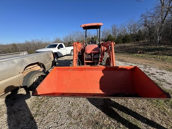 Image of Kubota M7040 equipment image 2