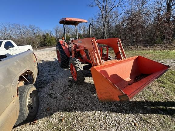 Image of Kubota M7040 equipment image 3