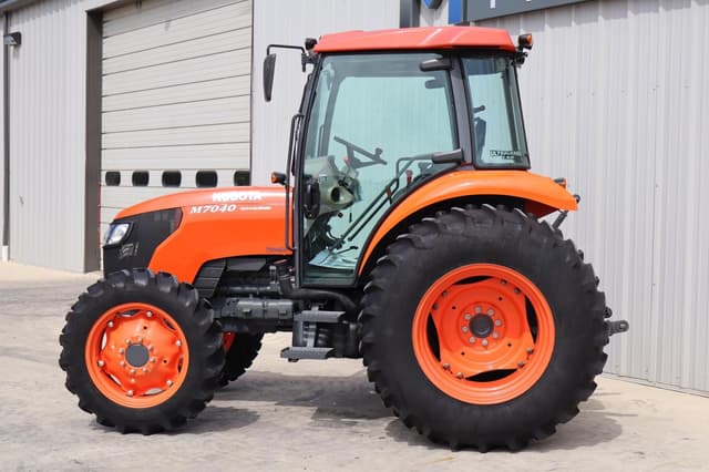 Image of Kubota M7040D equipment image 4