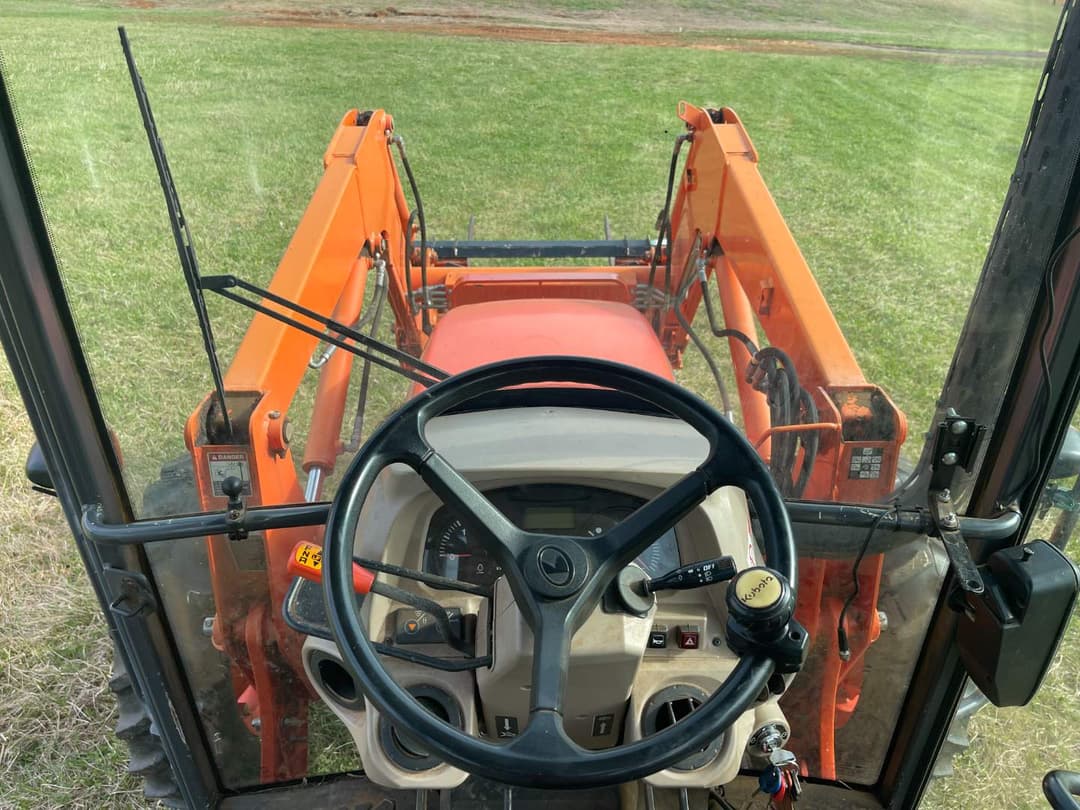 Image of Kubota M7040HDC Image 1