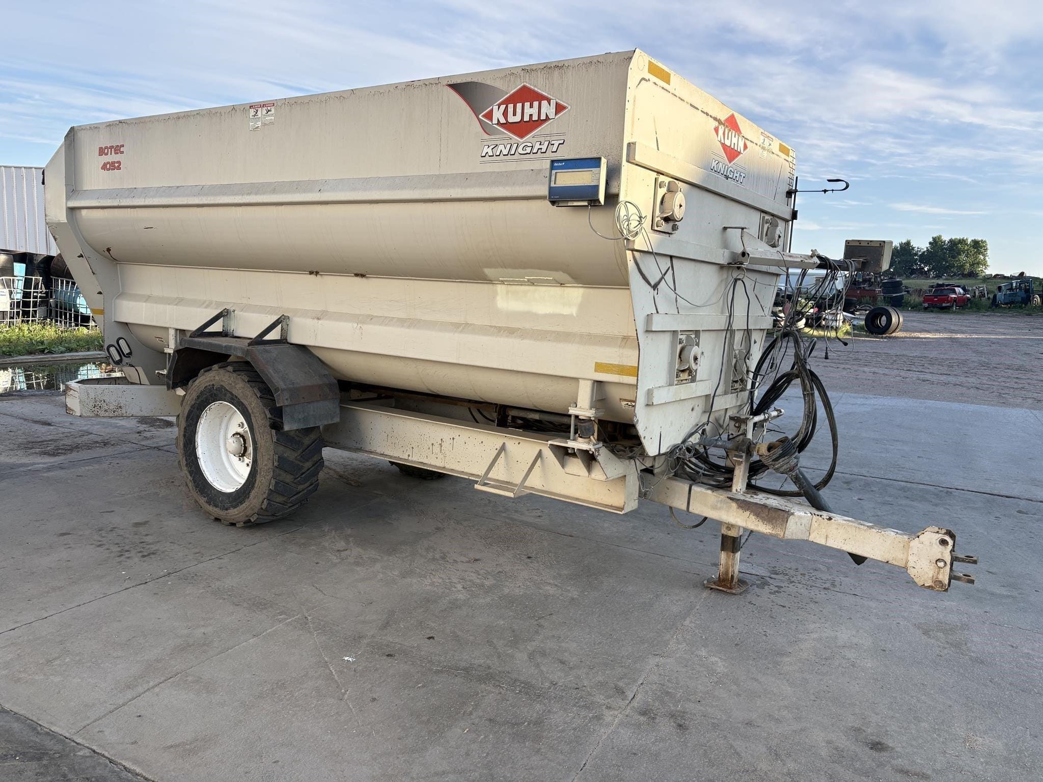2011 Kuhn Knight 4052 Equipment Image0